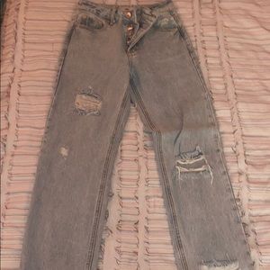 Light wash straight leg jean with pocket detailing
